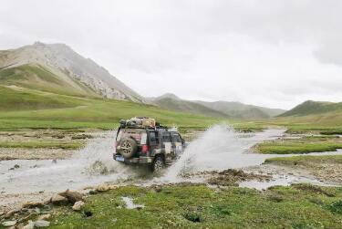 BJ40爬山涉水.jpg