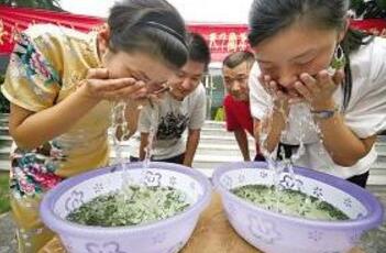 用茶水来洗脸有什么好处.jpg
